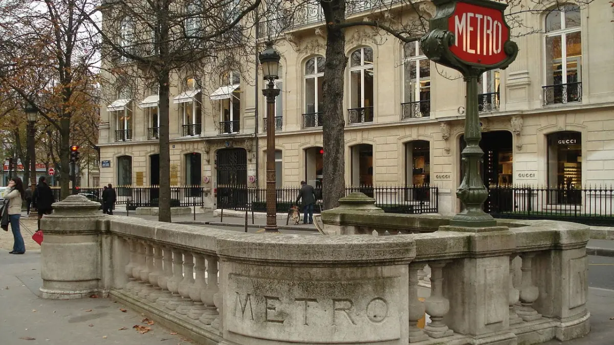 Paris Métro street entrance to Franklin D. Roosevelt station