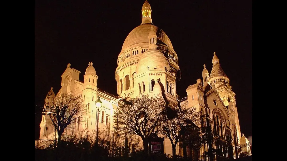 Sacré Cœur lit up at night